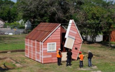 Americano transforma casa abandonada em teatro ao ar livre