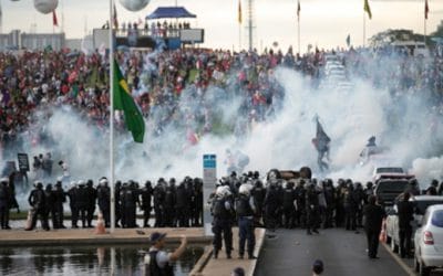 Senado aprova PEC 55 em primeiro turno sob manifestações