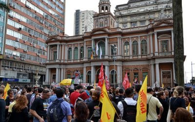 Municipários protestam em Porto Alegre (RS)