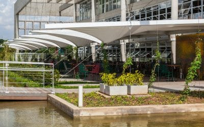 Arquitetura destaca biblioteca erguida em antigo lixão e indicada a prêmio internacional