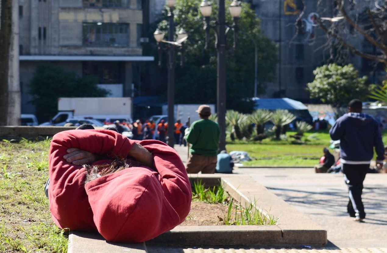 Senado proíbe técnica de arquitetura para afastar pessoas em situação de rua