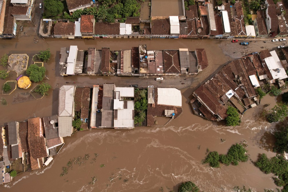 Cáritas Brasileira abre edital para auxílio técnico a comunidades atingidas pelas enchentes na Bahia e em Minas Gerais